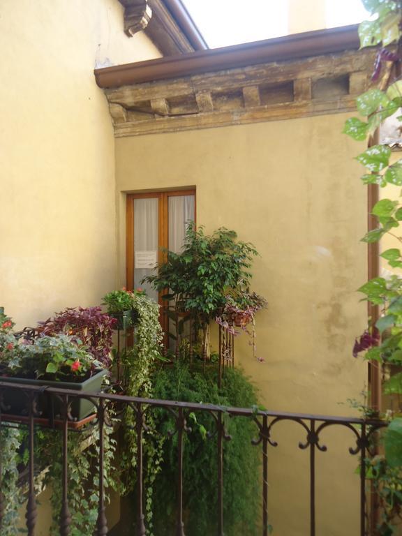 Protezione Della Giovane - Female Hostel Verona Dış mekan fotoğraf